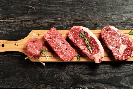 Carne falsificată din carcasă de vită și carne alterată pe farfuriile românilor