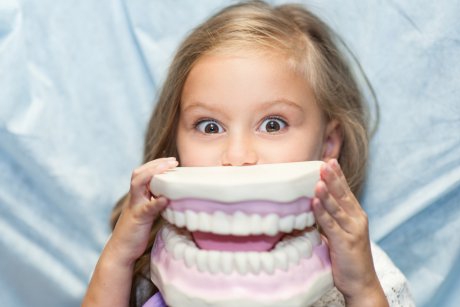 10 semne care îți spun că al tău copil are nevoie de un consult stomatologic