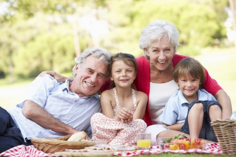 Studiu: copiii trebuie să petreacă mai mult timp cu bunicii