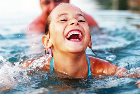 5 metode pentru a-ți ajuta copilul să își depășească fobia de apă
