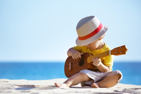 Cum organizezi vacanță la mare când ai un copil cu autism: sfatul specialistului