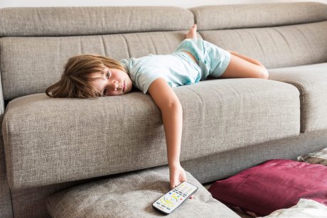 3 lucruri care se întâmplă în creierul copilului când se uită la televizor