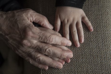 Datoria la lumină a determinat niște bunici din Constanța să mintă că nepoțelul lor are cancer
