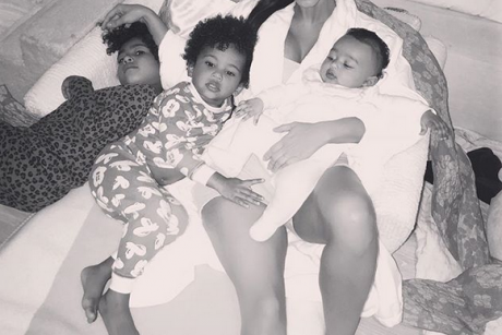 Kim Kardashian pune pe Instagram o poză cu copiii în pielea goală și internetul explodează