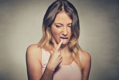 Simți un gust ciudat în gură? 14 semnale de alarmă pe care le trage organismul tău