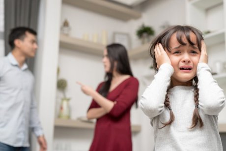 Ce reacții se declanșează în creierul copilului tău atunci când asistă la certurile părinților