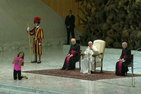VIDEO: Reacția înduioșătoare pe care Papa Francisc a avut-o când o fetiță a urcat pe scenă și a început să se joace