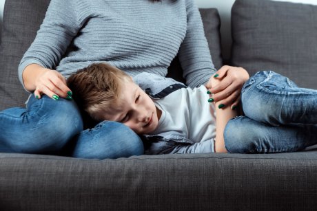Copilul nu-ți poate spune că suferă de anxietate, însă îți va zice: „Mă doare burtica”