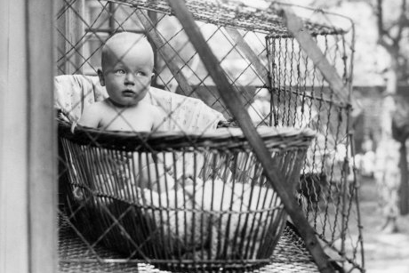 Cușca pentru copii sau cum erau scoși la aer micuții, în vechime