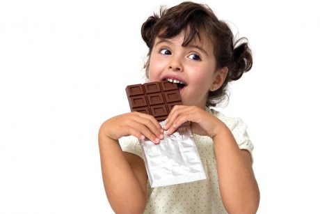 6 motive să lași copilul să mănânce mai multă ciocolată