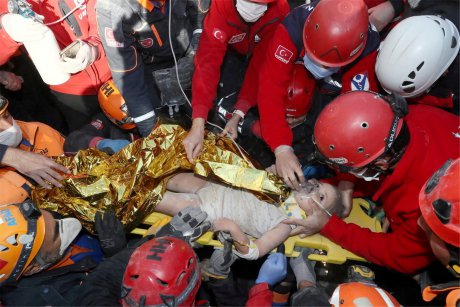 Miracolul din Turcia: la 91 de ore de la cutremur, o fetiță de 3 ani a fost scoasă de sub dărâmături. Ce le-a spus micuța salvatorilor ei