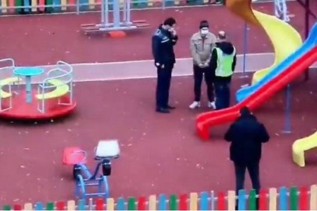 Violența extremă filmată la un loc de joacă: un bărbat din Hunedoara a agresat doi copii