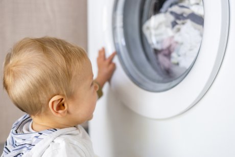 Un copil a fost găsit fără suflare într-o mașină de spălat pornită! Atenție, părinți! I se poate întâmpla oricui, avertizează autoritățile
