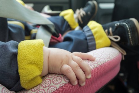 Un bebeluș de 6 luni accidentat mortal în Mureș. Copilul era ținut în brațe și a zburat prin parbriz