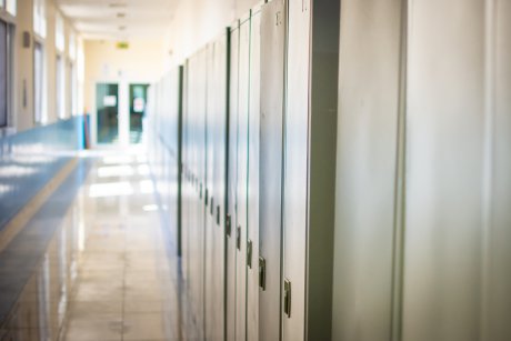 Doi elevi de gimnaziu din Călărași au întreținut relații intime în toaleta școlii. Directorul a știut, dar a încercat să mușamalizeze cazul