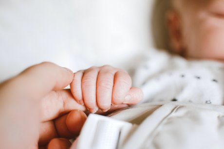 Primul caz din lume: bebeluș născut cu anticorpi Covid-19. Mama fusese vaccinată cu Moderna
