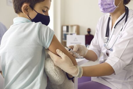 Cazurile de Covid sunt rare printre copii. De ce trebuie să îi vaccinăm?
