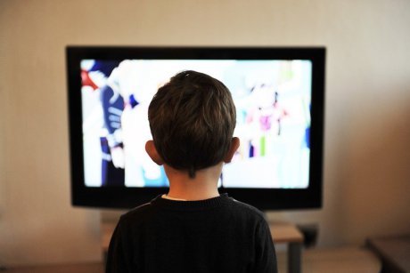 Cum afecteaza televizorul creierul copilului