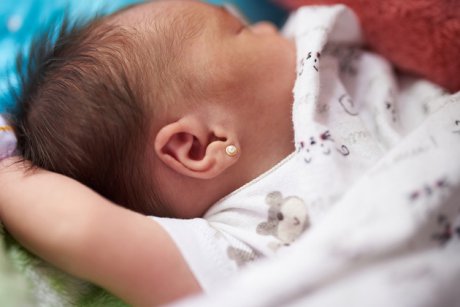 Video controversat: o mamă publică momentul când îi face găuri în urechi bebelușei sale
