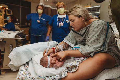 Ce se întâmplă când o asistentă de la neonatologie naște? Devine mama anului când își consultă propriul nou-născut
