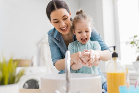Sănătatea familiei tale contează! 5 criterii care te ajută să alegi săpunul potrivit pentru iarnă