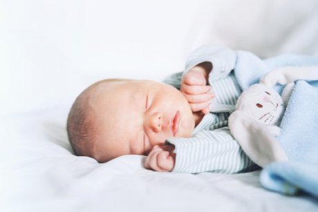 Cum să-ți ajuți bebelușul să doarmă liniștit în condiții de zgomot
