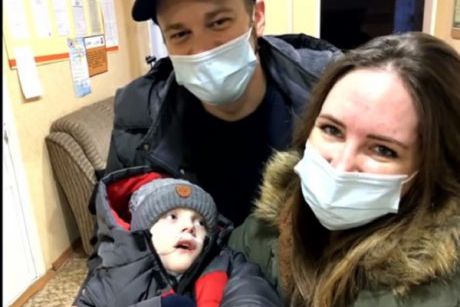 Au plecat în Ucraina să adopte un copil cu paralizie cerebrală. Cum s-au luptat pentru viața micuțului