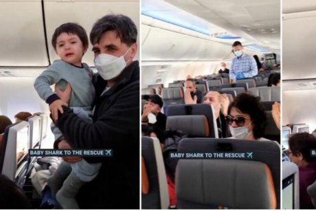 Video: momentul când un băiețel a început să plângă în avion și pasagerii i-au cântat „Baby Shark” ca să îl liniștească