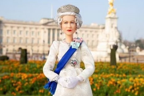 Cum arată și cât costă păpușa Barbie cu chipul reginei Elisabeta a II-a a Marii Britanii