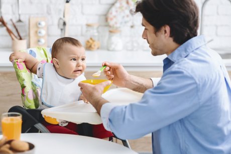 Sunt expert în parenting și îți ofer 6 sfaturi simple pentru un bebeluș fără mofturi la mâncare