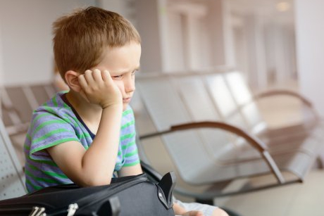 Un copil cu dizabiliăți a așteptat timp de cinci ore în aeroport să-și primească înapoi scaunul cu rotile rămas în avion
