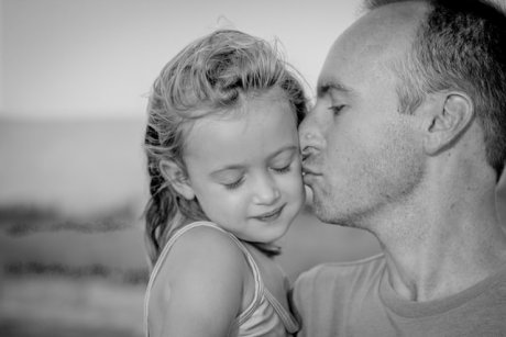 „Sfârșitul lumii” pentru o fetiță de trei ani care și-a dat seama că nu se poate căsători cu tăticul ei