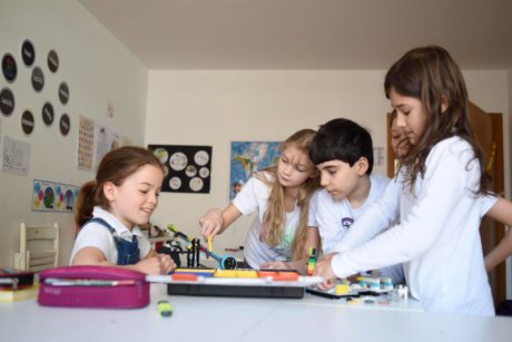 Prima școală pentru copiii cu abilități înalte din România! De la ce vârstă poți înscrie copilul și ce cursuri poate urma