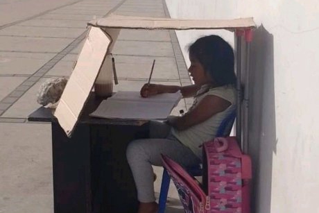 O fetiță își face temele pe stradă, sub un carton după ce a fost abandonată de mama ei. Își dorește cu orice preț să devină medic