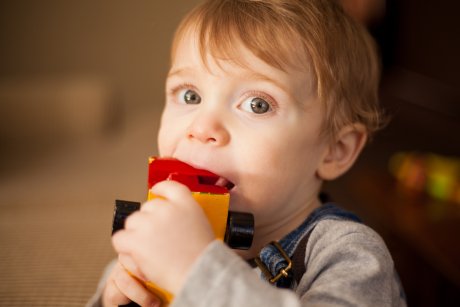 Copilul își ține mâneca de la bluză în gură sau „mestecă” creionul? Ce se află, de fapt, în spatele acestui comportament