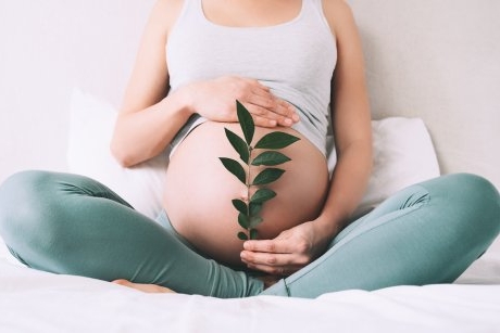 Cum scap de vergeturile din sarcină și după? Produse de îngrijire ECO și sigure pentru mame și bebeluși