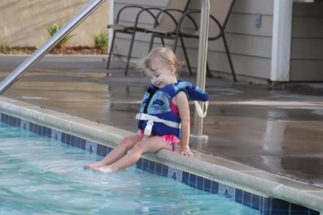 Copilul se poate îneca foarte ușor! Ce trebuie să știe părinții despre mersul la piscină vara