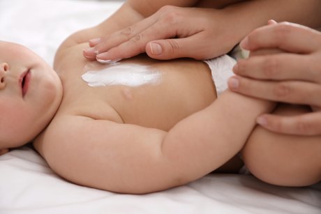 Crema de bebeluși: cum o folosești corect și ce ingrediente să eviți