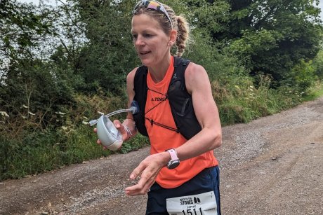 O femeie a participat la ultramaraton în timp ce pompa lapte la sân