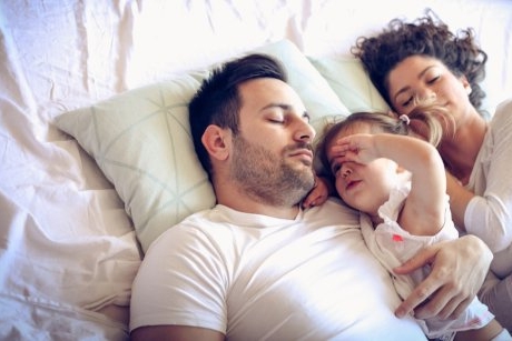 10 activități potrivite pentru copiii care nu pot dormi fără mami sau tati