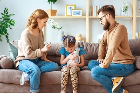 Cinci situații în care nu ar trebui să punem copilul să aleagă între mami și tati