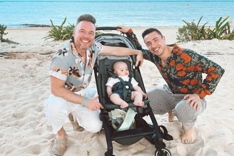 Un cuplu de bărbați gay călătoresc în toată lumea pentru a găsi lapte matern pentru fiul lor