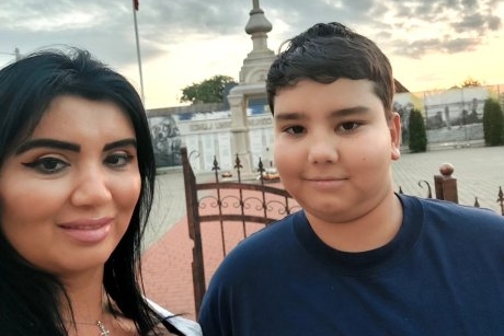 Adriana Bahmuțeanu îl acuză pe Silviu Prigoană că nu are grijă de sănătatea fiului lor cel mic. "Fiul meu se află în acest moment la granița dintre sănătate și boală"