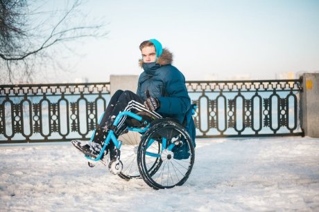 Un adolescent cu dizabilități și-a depășit limitele și a învățat să schieze. Vrea să ajungă olimpic!