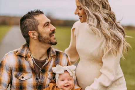 Un bărbat paralizat și soția lui au adoptat un copil, iar la scurt timp au aflat că vor avea tripleți