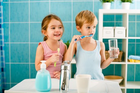 Cum și-a convins o mamă copiii să se spele pe dinți: "Îi plătesc de două ori pe zi"