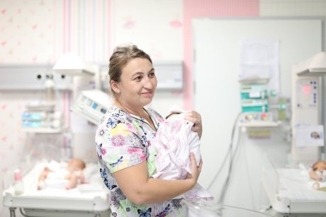 Eroi necunoscuți: asistenții din Terapie Intensivă Neonatală, în prima linie pentru viață