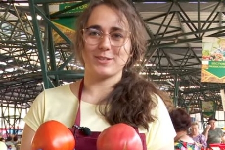 Olimpică și studentă la Medicină, o tânără din Buzău vinde legume la tarabă în piață. Exemplul perfect al proverbului „munca înnobilează omul”