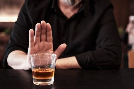 Bărbații care încearcă să conceapă un copil trebuie să renunțe la alcool timp de cel puțin 3 luni, spun studiile