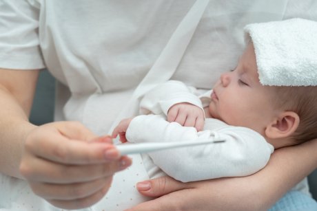 În cât timp scade febra după paracetamol supozitor la bebeluși